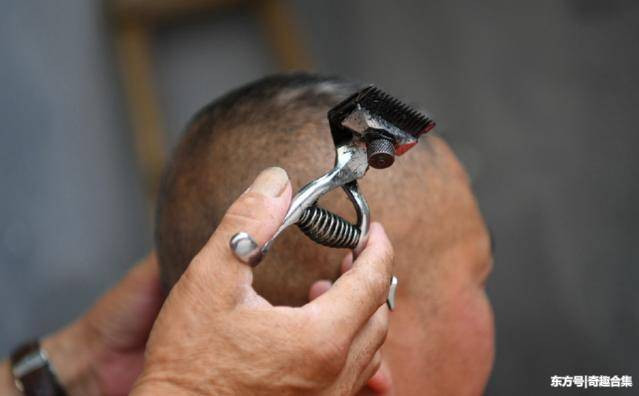 Ông Cao Vũ nói, rất khó để người bình thường học được "tuyệt kỹ" này, bí quyết nằm ở chỗ ổn định và nhẹ nhàng. Nếu như lực tay bất ổn có thể làm bị thương nhãn cầu, còn nếu xuống tay quá nặng có thể làm thương mí mắt.