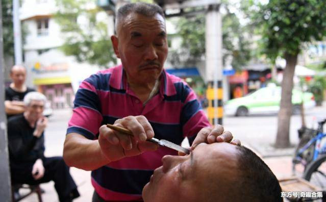 Chuyện dùng dao rửa mắt khó tin này xảy ra tại khu Cẩm Giang, thành phố Thành Đô, tỉnh Tứ Xuyên, Trung Quốc, trong một hẻm nhỏ có một tiệm cắt tóc rất nổi tiếng của ông Hùng Cao Vũ, 62 tuổi.