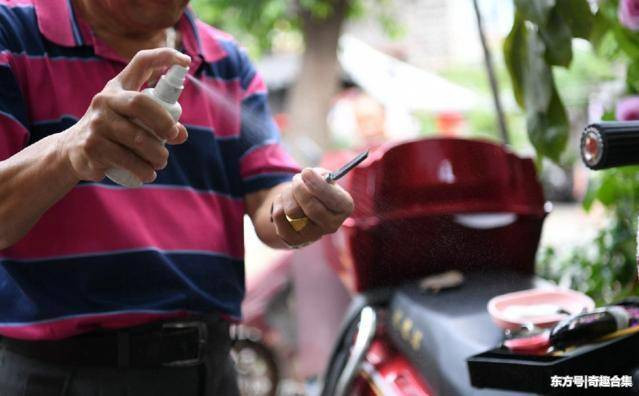 Ông Hùng Cao Vũ có một "tuyệt kỹ" dùng dao để rửa mắt, khiến nhiều người mới nhìn đã sởn tóc gáy.