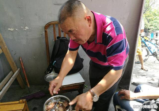 Từ năm 17 tuổi, ông Cao Vũ đã theo nghề cắt tóc, đến nay đã được hơn 45 năm, ông không hề thiếu khách hàng thân thiết. Nhiều người sau khi trải nghiệm cảm giác rửa mắt bằng dao đã không thể nào quên.