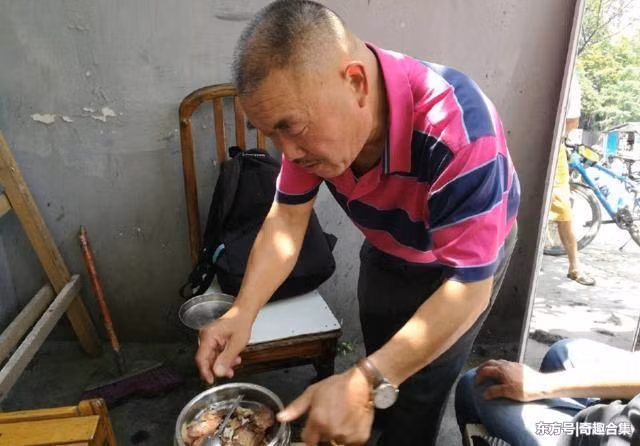 Từ năm 17 tuổi, ông Cao Vũ đã theo nghề cắt tóc, đến nay đã được hơn 45 năm, ông không hề thiếu khách hàng thân thiết. Nhiều người sau khi trải nghiệm cảm giác rửa mắt bằng dao đã không thể nào quên.