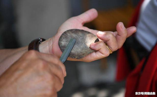 Xong xuôi, ông Cao Vũ tỉ mỉ tiêu độc và sát trùng lưỡi dao mà mình vừa dùng.