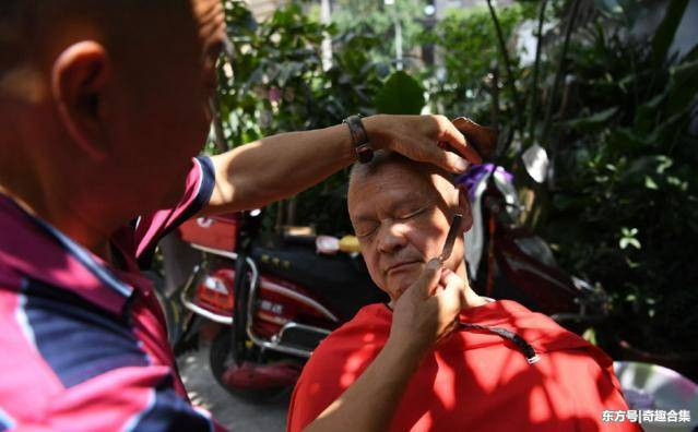 Ông Cao Vũ cũng tiết lộ, cây dao của ông được gọi là "Thổ đao tử", khi cạo mặt, rửa mắt, cạo râu đều dùng đến nó. Mỗi lần sử dụng xong, ông Cao Vũ đều mài qua mài lại trên tấm da trâu để con dao luôn sắc.