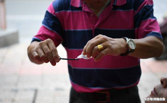 Để bắt đầu "tuyệt kỹ" này, ông Cao Vũ nhẹ nhàng kéo mí mắt của khách hàng mở ra, sau đó hạ lưỡi dao trên mí mắt và quét qua quét lại, đẩy các chất bẩn trong mắt khách hàng ra ngoài.