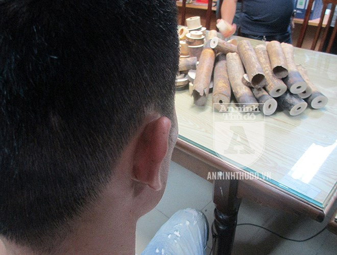 Tại cơ quan công an, các đối tượng Tiễn và Thuận đã khai nhận đó là những vật phẩm làm từ ngà voi, đồng thời thừa nhận hành vi mua bán, vận chuyển, tàng trữ trái phép ngà voi.