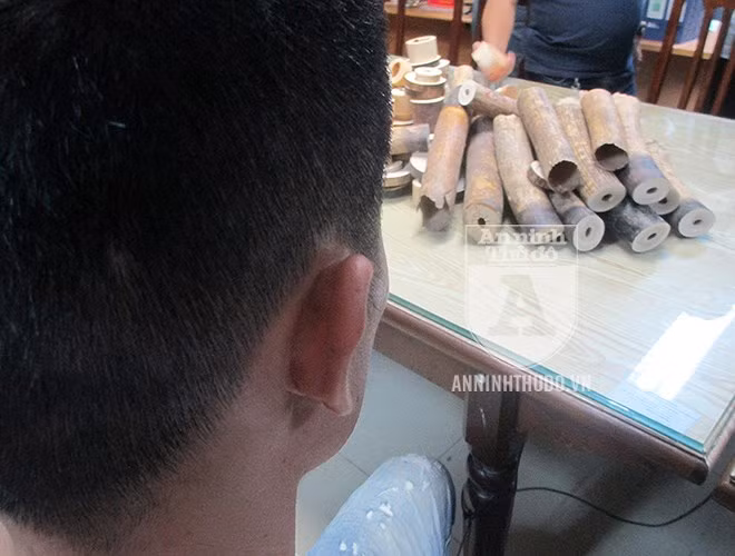 Tại cơ quan công an, các đối tượng Tiễn và Thuận đã khai nhận đó là những vật phẩm làm từ ngà voi, đồng thời thừa nhận hành vi mua bán, vận chuyển, tàng trữ trái phép ngà voi.