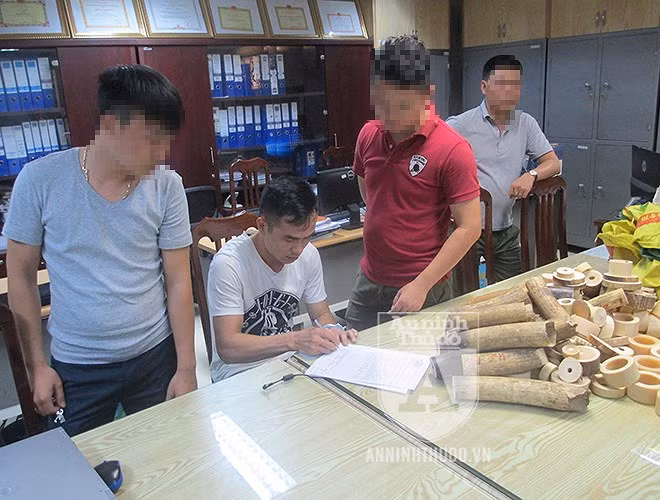 Đối tượng Tiễn ký vào biên bản thừa nhận hành vi vi phạm pháp luật