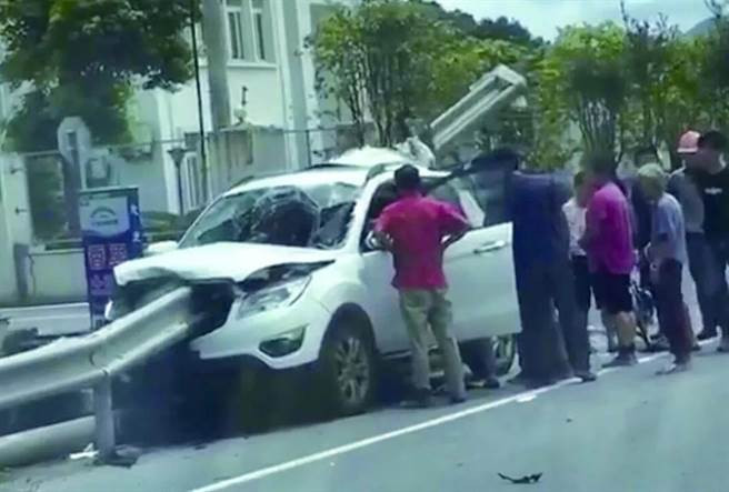 Tai nan xe, nguoi phu nu van khong ngung lam dieu kinh khung...-Hinh-2