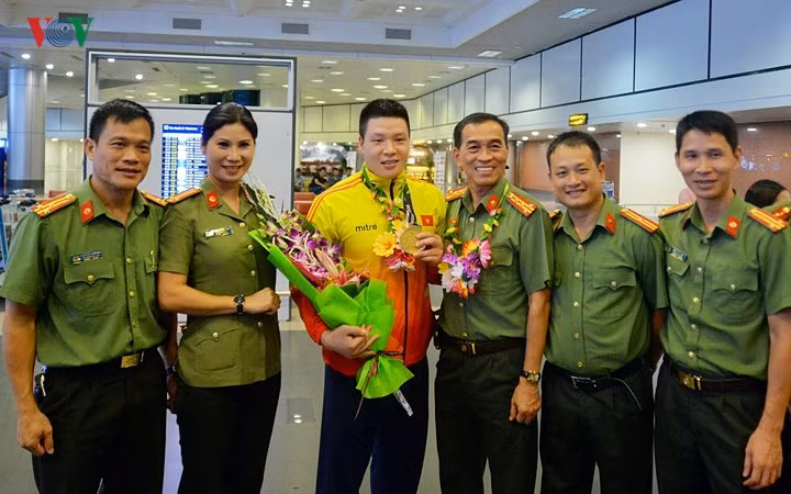 Nguyễn Văn Trí chụp ảnh lưu niệm cùng bạn bè đồng nghiệp.