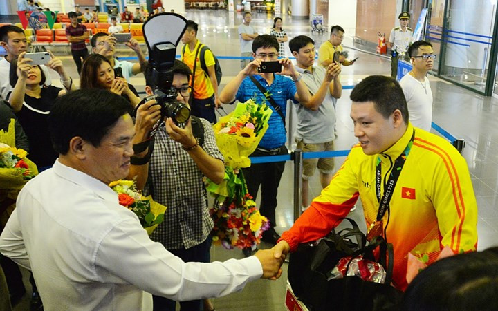 Nguyễn Văn Trí (áo vàng) là vận động viên đầu tiên của Pencak Silat giành được HCV tại ASIAD 2018.