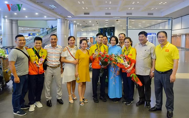 Trên tay VĐV Nguyễn Thái Linh là tấm HCB ở nội dung đấu đối kháng của Pencak Silat ở hạng cân 55-60 kg.