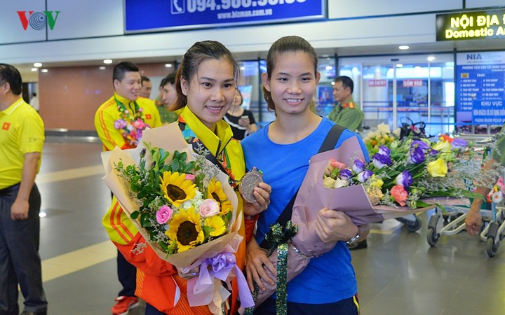 Các VĐV Pencak Silat ngập tràn trong hạng phúc bên gia đình và bạn bè.