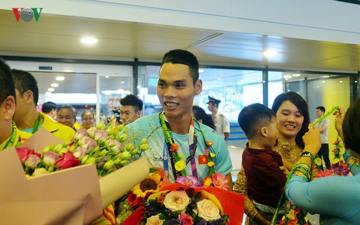 Đình Nam háo hức trước sự chào đón nồng nhiệt của Lãnh đạo Tổng cục Thể dục thể thao và gia đình lẫn người hâm mộ.