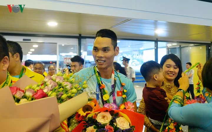 Đình Nam háo hức trước sự chào đón nồng nhiệt của Lãnh đạo Tổng cục Thể dục thể thao và gia đình lẫn người hâm mộ.