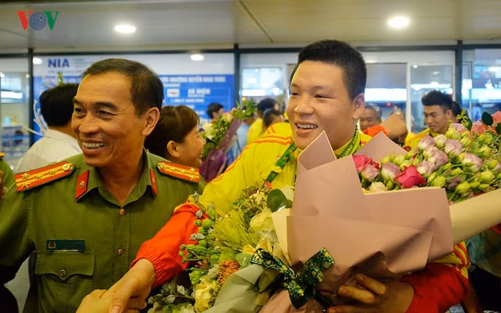 VĐV Nguyễn Văn Trí bắt tay và nở nụ cười trước người hâm mộ.