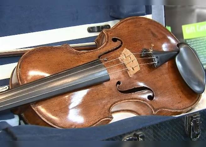 Nhan vien mua dan cu gia beo, chu tiem giat minh nhan ra...