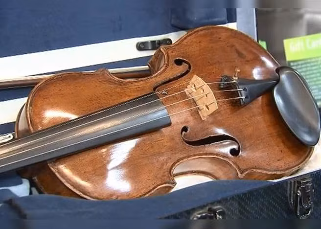 Nhan vien mua dan cu gia beo, chu tiem giat minh nhan ra...