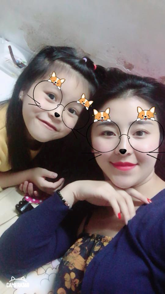 "Hot girl bánh tráng trộn" thường xuyên khoe ảnh check-in cùng con gái trên trang cá nhân.Chưa từng dao kéo bộ phận nào trên cơ thể