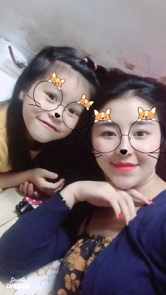 "Hot girl bánh tráng trộn" thường xuyên khoe ảnh check-in cùng con gái trên trang cá nhân.Chưa từng dao kéo bộ phận nào trên cơ thể