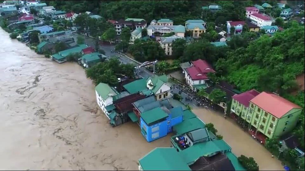 Phía hạ nguồn, Bí thư Huyện ủy Con Cuông Nguyễn Đình Hùng viết trên facebook cá nhân: "Do ảnh hưởng của hoàn lưu bão số 4 và xả lũ của thủy điện, nhiều địa phương trên toàn huyện đã bị ảnh hưởng nặng nề về hoa màu và tài sản. Mực nước các khe, suối dâng cao, gây ngập lụt nhiều nơi, đặc biệt nhiều tuyến đường bị sạt lở chia cắt, khu dân cư bị ngập sâu và cô lập".