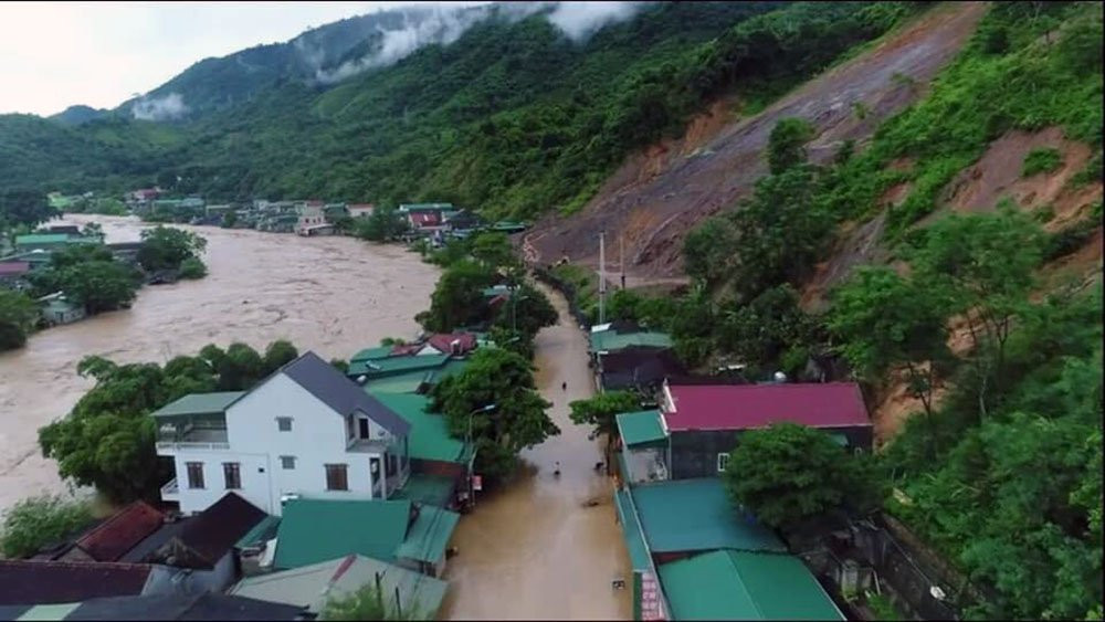 Lúc 24h đêm qua, theo Cục Quản lý đường bộ 2, đoạn dốc Chó (huyện Con Cuông) sạt lở nghiêm trọng khoảng 100m đã được thông suốt, các phương tiện di chuyển trở lại bình thường.