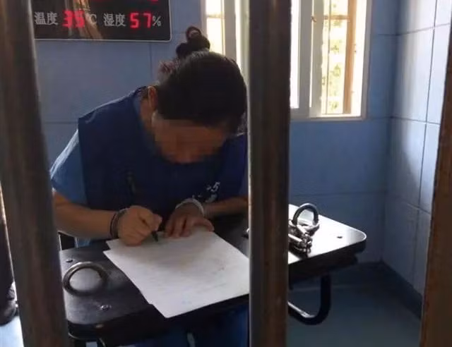 Phía sau người trông giữ trẻ hiền lành, là sự thật kinh hoàng... - Hình 3 Phia sau nguoi trong giu tre hien lanh, la su that kinh hoang...-Hinh-3