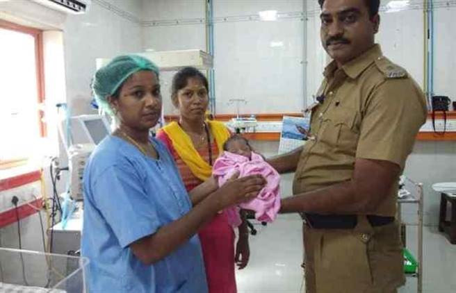 Tuong meo keu duoi ranh nuoc, nguoi phu nu tien den, thay dieu choang vang...-Hinh-2