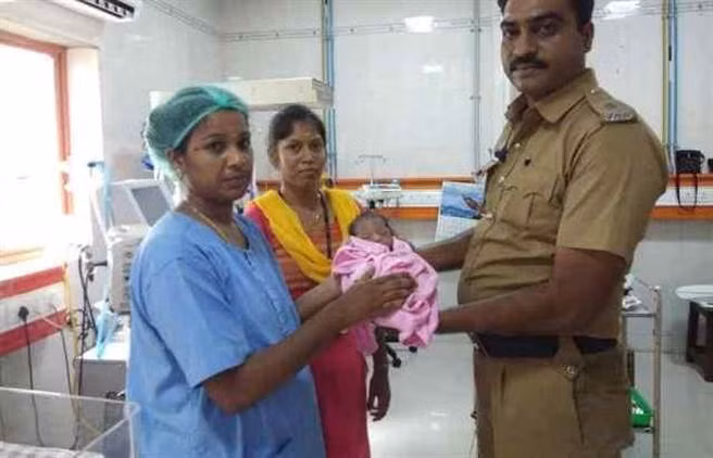 Tuong meo keu duoi ranh nuoc, nguoi phu nu tien den, thay dieu choang vang...-Hinh-2