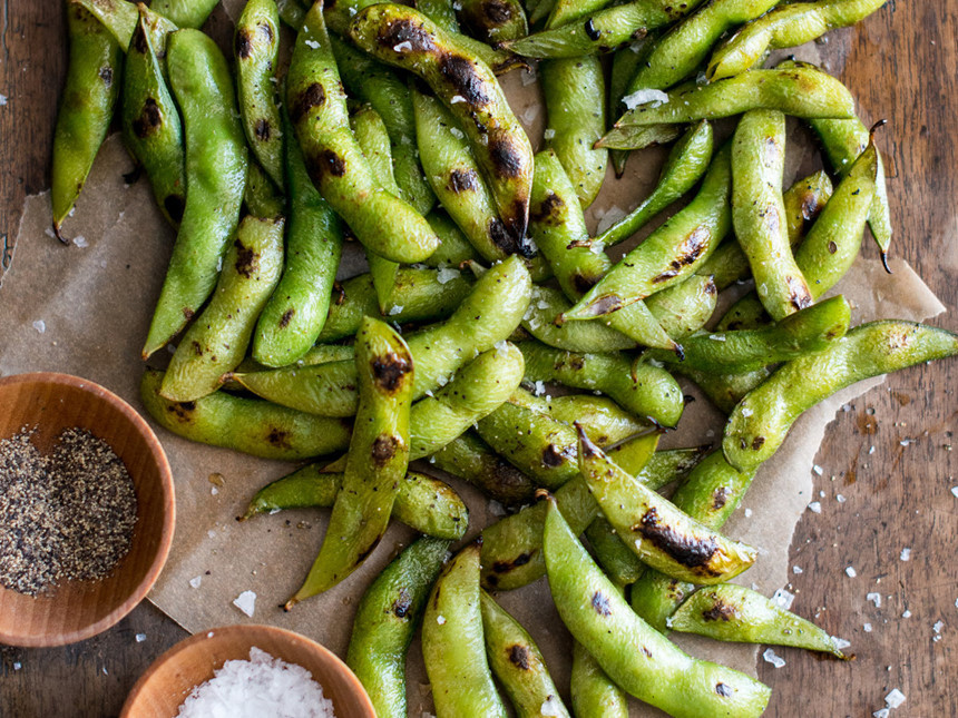 Edamame (Nhật Bản): Món ăn chay đơn giản nhưng rất ngon này của Nhật Bản là đậu nành tươi được hấp, luộc hoặc nướng, có thể rắc thêm vừng rang và chấm muối. Ảnh: Food &amp; Wine Magazine.