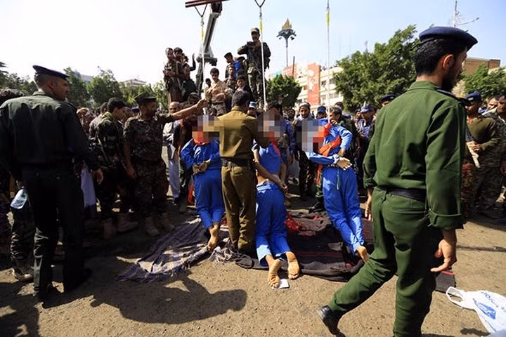 Cả ba tử tù đã bị hành quyết xong, vết máu còn trên thảm. Ba tử tù sau đó được giới chức treo lên cần cẩu. Ảnh: EPA.