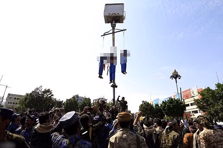 Các phạm nhân đã tử vong giờ được người thi hành án treo lên cao hơn nữa nhằm răn đe những kẻ nào định phạm tội ác tương tự. Ảnh: EPA.