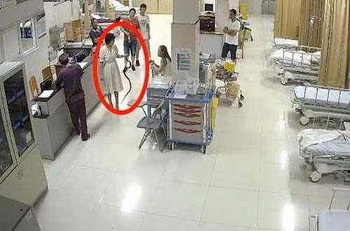 Vao benh vien, benh nhan doa bac si that kinh boi thu khung khiep...