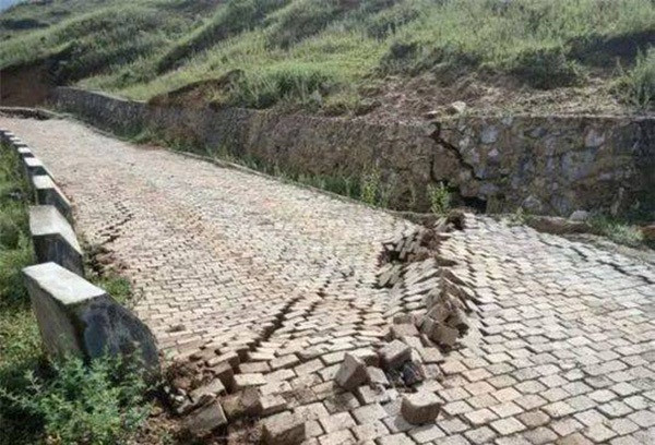 Thay duong la, nguoi dan ong quyet khong di tiep, ngan duoc dieu kinh hoang