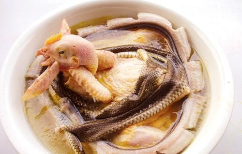 Chat dau ran nau canh, nguoi dan ong khong ngo gap dieu khung khiep