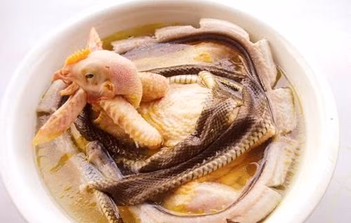 Chat dau ran nau canh, nguoi dan ong khong ngo gap dieu khung khiep