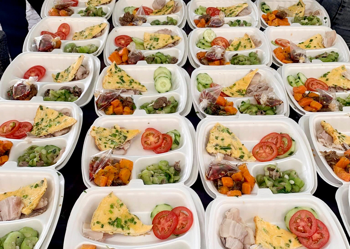 Mỗi suất ăn gồm có cơm, canh, trứng chiên, thịt hoặc cá. "Người dân góp của, các bạn trẻ góp công sức nấu ăn. Chúng tôi mong rằng bà con ăn uống đủ chất, sức khỏe tốt, sớm về với gia đình", chị Nguyễn Thị Hồng Sen, Huyện đoàn Bình Sơn, cho hay.