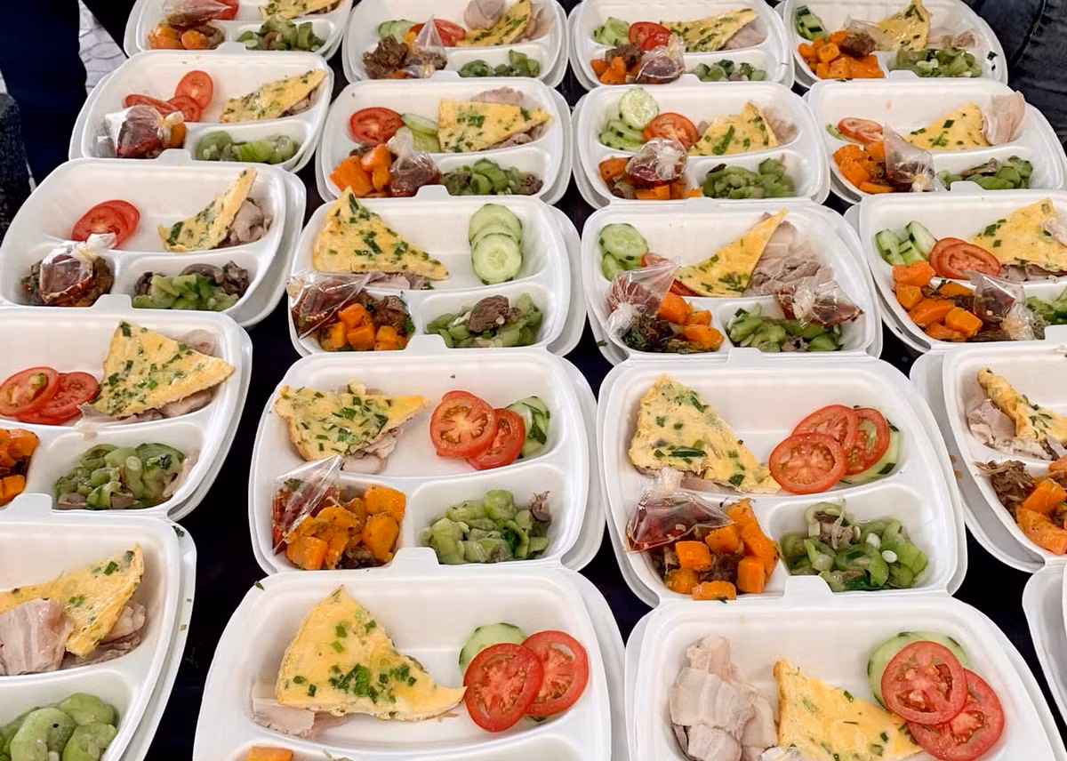 Mỗi suất ăn gồm có cơm, canh, trứng chiên, thịt hoặc cá. "Người dân góp của, các bạn trẻ góp công sức nấu ăn. Chúng tôi mong rằng bà con ăn uống đủ chất, sức khỏe tốt, sớm về với gia đình", chị Nguyễn Thị Hồng Sen, Huyện đoàn Bình Sơn, cho hay.