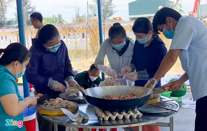 "Đoàn viên, thanh niên, phụ nữ, đội ngũ giáo viên trẻ lập thành nhiều nhóm tình nguyện nấu ăn phục vụ người dân ở 12 khu cách ly trên địa bàn. Chúng tôi mong được góp sức, chung tay cùng cả nước sớm đẩy lùi dịch Covid-19", anh Nguyễn Trần Thương, Bí thư Huyện đoàn Nghĩa Hành, chia sẻ.