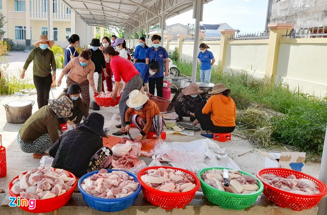 Liên tục hai tuần qua, Huyện đoàn Nghĩa Hành quyên góp được 8 con heo, 120 gà, 100 kg cá nục, cá ngừ cùng gạo, rau, củ, quả nấu tặng hàng nghìn suất ăn, giảm bớt nỗi lo cho người dân ở các khu cách ly tập trung.