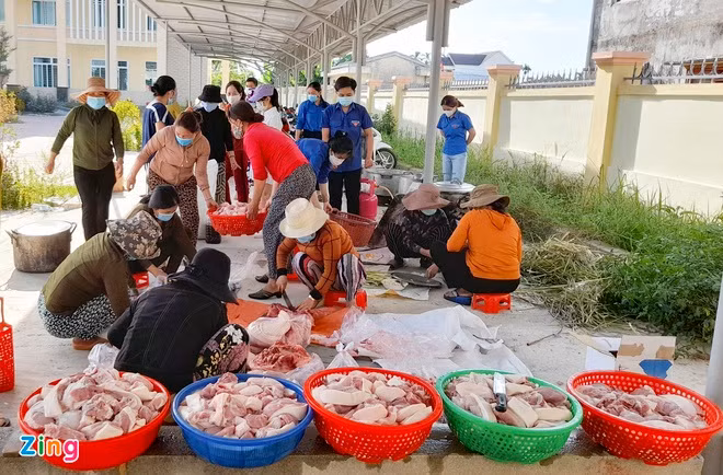 Liên tục hai tuần qua, Huyện đoàn Nghĩa Hành quyên góp được 8 con heo, 120 gà, 100 kg cá nục, cá ngừ cùng gạo, rau, củ, quả nấu tặng hàng nghìn suất ăn, giảm bớt nỗi lo cho người dân ở các khu cách ly tập trung.