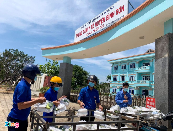 Đoàn viên, thanh niên huyện Bình Sơn vận chuyển suất cơm tặng cho bệnh nhân mắc Covid-19 đang được điều trị tại Trung tâm Y tế huyện Bình Sơn (cơ sở 2). "Chia sẻ khó khăn chung của tỉnh, các cấp hội, đoàn thể đã vận động, quyên góp thực phẩm, chung tay nấu mỗi ngày từ 6.000 đến 7.000 suất ăn nghĩa tình tặng người dân ở khu cách ly tập trung", anh Nghĩa cho hay. Trao đổi với Zing, anh Cao Lê Tùng Nghĩa, Bí thư Tỉnh đoàn Quảng Ngãi, cho hay dịch Covid-19 kéo dài, hàng nghìn người dân ở TP.HCM và các tỉnh, thành phố phía nam tự phát về quê khiến các khu cách ly quá tải, ngân sách tỉnh gặp nhiều khó khăn. Theo Sở Y tế Quảng Ngãi, từ 15h ngày 3/8 đến 15h ngày 4/8, địa phương ghi nhận thêm 15 ca dương tính với SARS-CoV-2. Từ 26/6 đến nay, Quảng Ngãi có 319 ca bệnh. Tỉnh này đang cách ly tập trung 8.863 người.