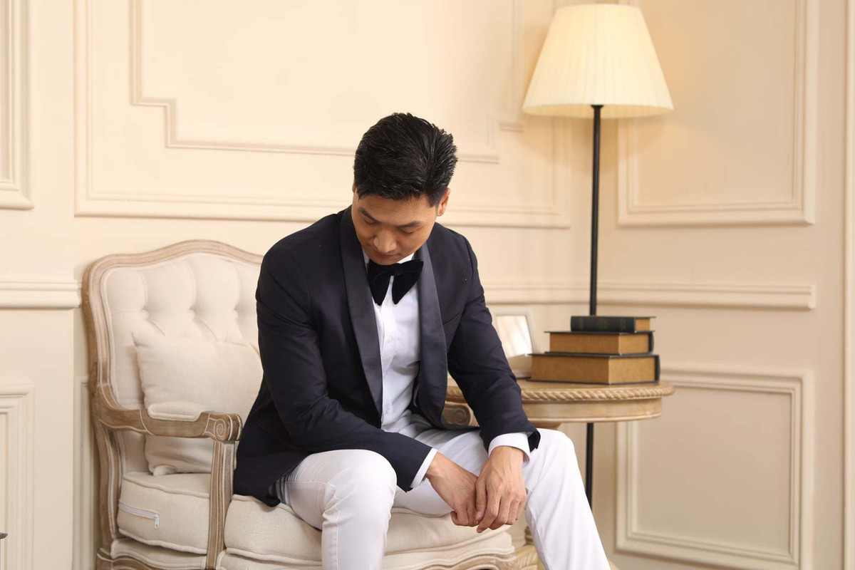 Mạnh Trường đăng ảnh Long kèm chú thích hài hước: "Đùa make-up lâu thế nhờ. Đợi mãi chưa thấy ra. Thôi về đây. Dỗi rồi".