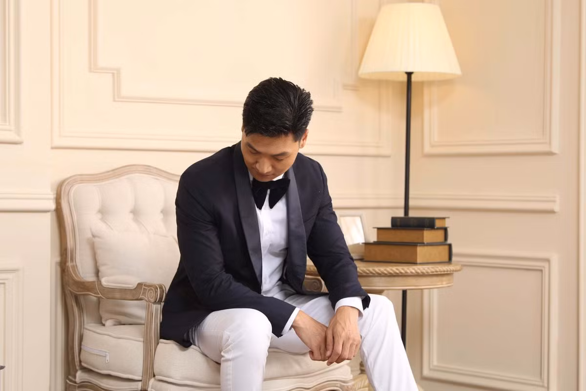 Mạnh Trường đăng ảnh Long kèm chú thích hài hước: "Đùa make-up lâu thế nhờ. Đợi mãi chưa thấy ra. Thôi về đây. Dỗi rồi".