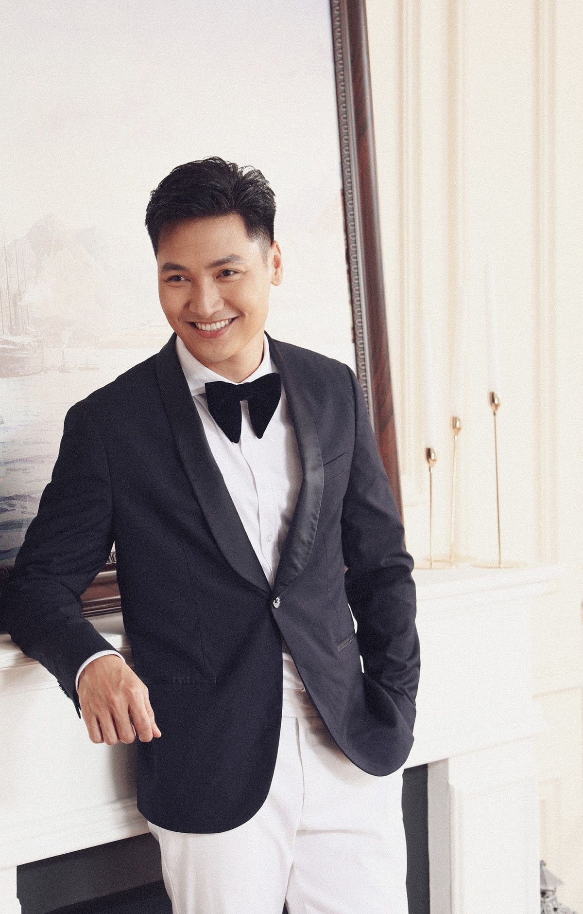 Chú rể Long cũng điển trai không kém.