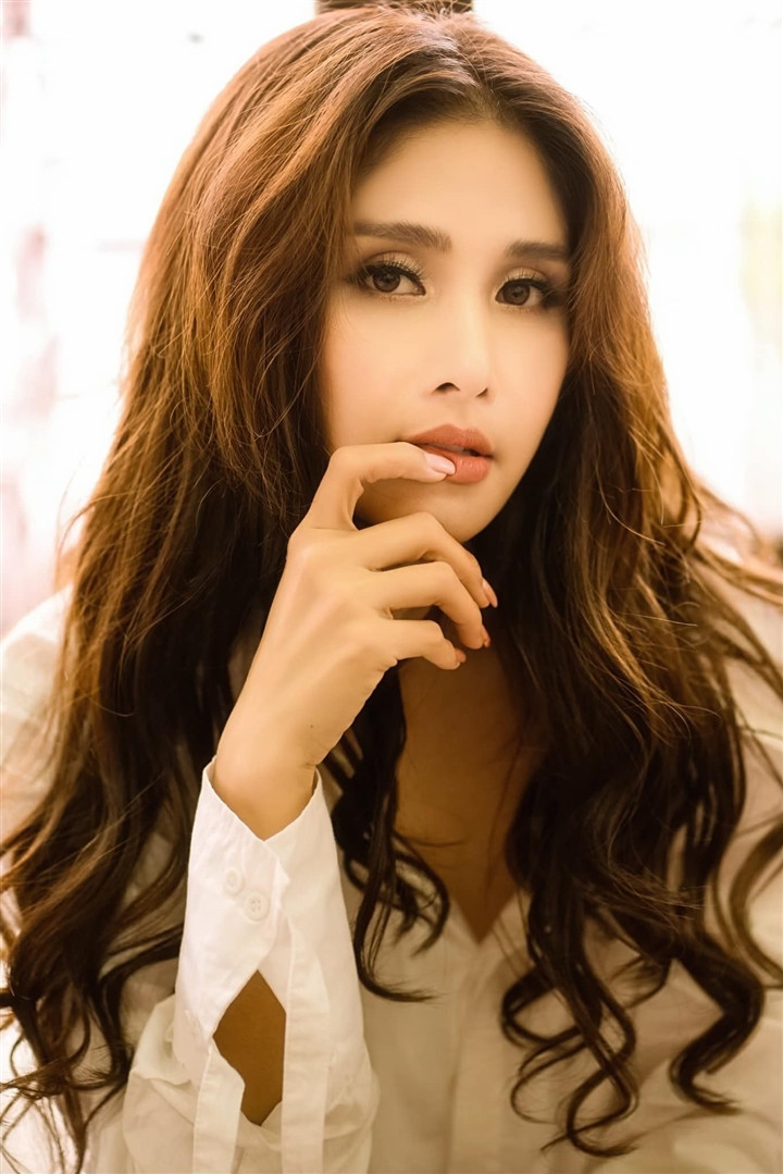 Cuộc sống hôn nhân hạnh phúc khiến Huỳnh Thảo Trang càng xinh đẹp và gợi cảm hơn.