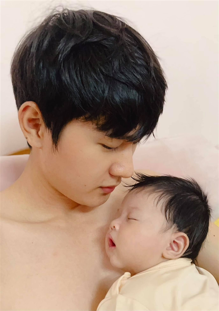 Trương Quang Pháp luôn giúp đỡ vợ chăm sóc con trai. Nữ diễn viên không ít lần tâm sự cô cảm thấy bị "ra rìa" khi thấy chồng ôm con trai ngủ.