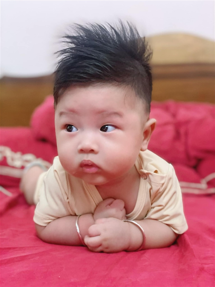 Con trai Huỳnh Thảo Trang đã được gần 4 tháng và bé đã có thể tự lẫy được.