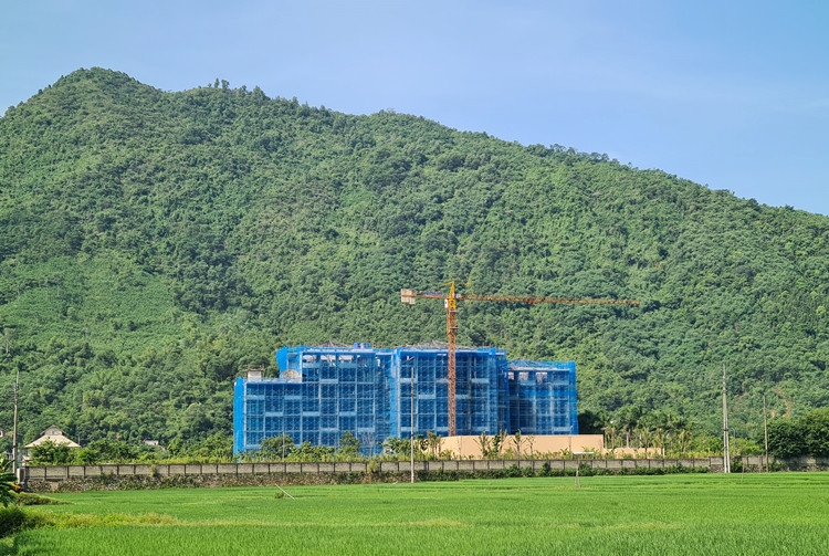 Dù đứng từ xa vẫn dễ dàng quan sát được công trình khách sạn 7 tầng thi công cải tạo chưa hoàn thiện.