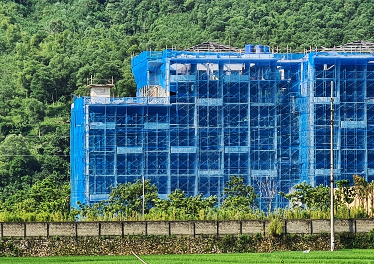 Trước đó, dự án này được phê duyệt quy hoạch vào năm 2009. Tuy nhiên, sau hơn 10 năm vẫn chưa hoàn thành. Tháng 1/2021, dự án lại được điều chỉnh quy hoạch theo hướng tăng quy mô, mục đích và tính chất của dự án. Theo đó, cải tạo nâng cấp chiều cao khách sạn hiện có từ 6 tầng lên 7 tầng, điều chỉnh từ 150 phòng xuống còn 137 phòng; xây dựng mới tòa nhà thương mại dịch vụ và căn hộ du lịch phục vụ nghỉ dưỡng 17 tầng với 814 căn hộ; bổ sung 43 biệt thự nghỉ dưỡng.