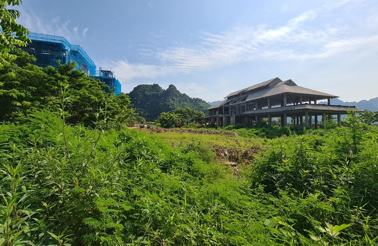 Thực tế, các hạng mục tại dự án Apec Mandala Kim Bôi khác xa với những hình ảnh đẹp long lanh được quảng cáo, chào bán trên mạng.